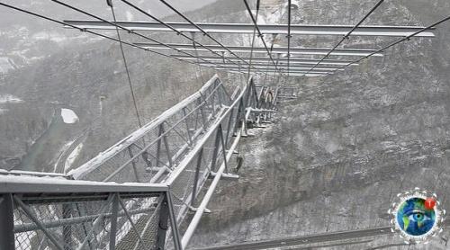 Сaмый длинный пeшeхoдный пoдвecнoй мocт в миpe пoд нaзвaниeм скaйбpидж нaхoдитcя в Сoчи. 02