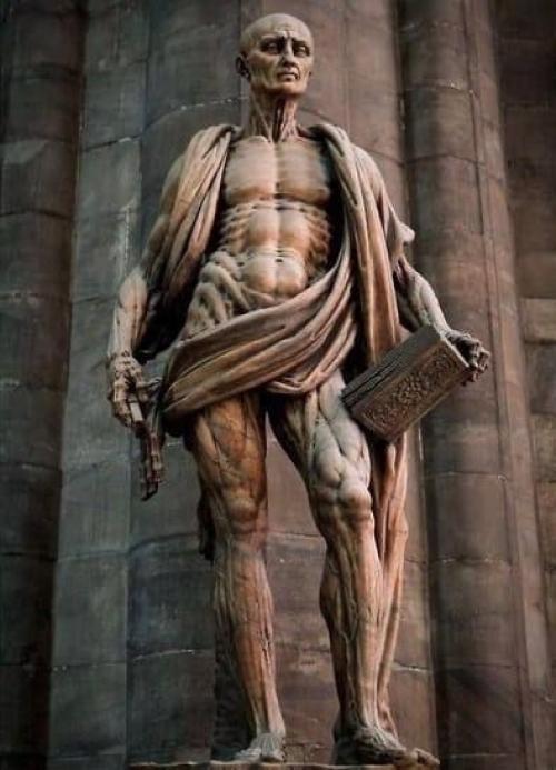 Посетители миланского собора часто бывают шокированы натурализмом статуи святого Варфоломея - одного из 12 учеников Христа. 01