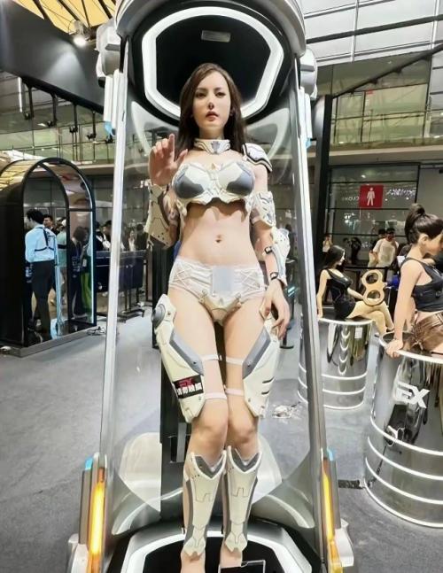 Роботы на всемирной выставке в Шанхае уже выглядят настолько реалистично, что их легко спутать с людьми.  