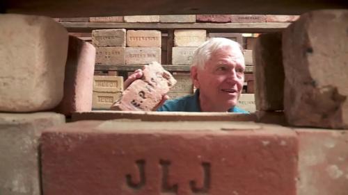 Пенсионер из США попал в книгу рекордов гиннесса, собрав самую большую в мире коллекцию кирпичей. 02