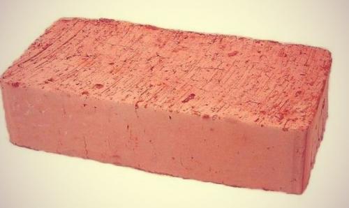 Почему кирпич идеальным оружием является?