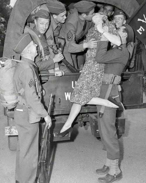 Потому что нейлон очень быстро перестал быть просто модной новинкой и стал стратегически важным материалом. 04 Потому что нейлон очень быстро перестал быть просто модной новинкой и стал стратегически важным материалом. 04