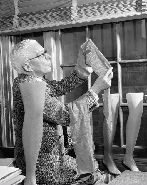 Потому что нейлон очень быстро перестал быть просто модной новинкой и стал стратегически важным материалом. 02 Потому что нейлон очень быстро перестал быть просто модной новинкой и стал стратегически важным материалом. 02