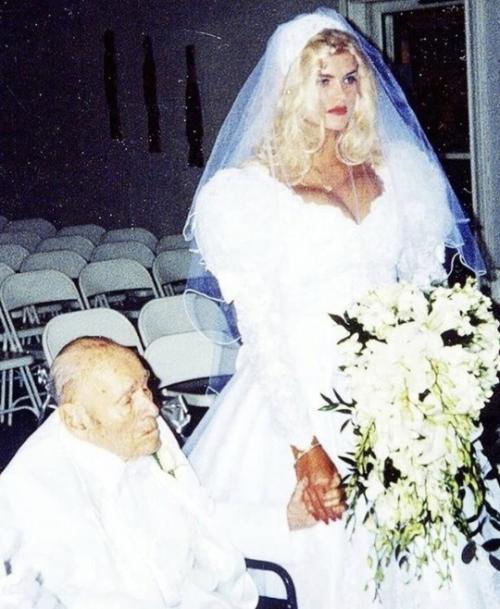 В 1994 году 26-летняя Анна Николь Смит связала себя узами брака с 89-летним миллиардером Джеймсом Говардом. 01