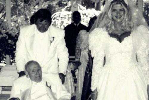 В 1994 году 26-летняя Анна Николь Смит связала себя узами брака с 89-летним миллиардером Джеймсом Говардом. 02