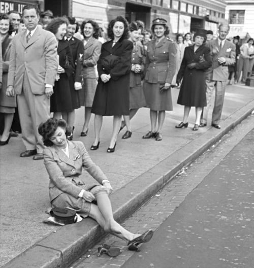 Потому что нейлон очень быстро перестал быть просто модной новинкой и стал стратегически важным материалом. 03 Потому что нейлон очень быстро перестал быть просто модной новинкой и стал стратегически важным материалом. 03