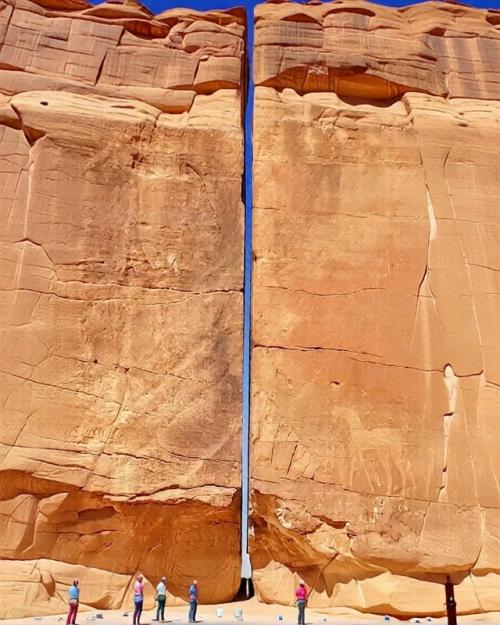 Скалообразование AL Naslaa в саудовской Аравии поражает своим идеально чистым расколом.  