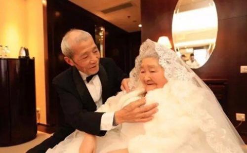 В Китае пенсионер на небоскребе признание в любви жене написал. 01