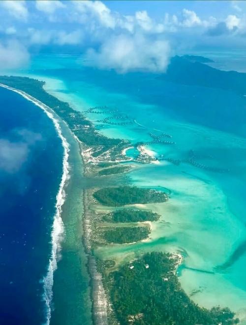 Бора - бора - это не просто точка на карте французской полинезии, это ожившая открытка, которую природа создавала миллионы лет. 03