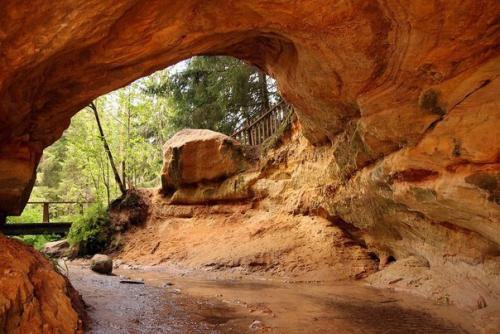 В южной Эстонии находятся знаменитые небесные палаты (таэваскода. 06