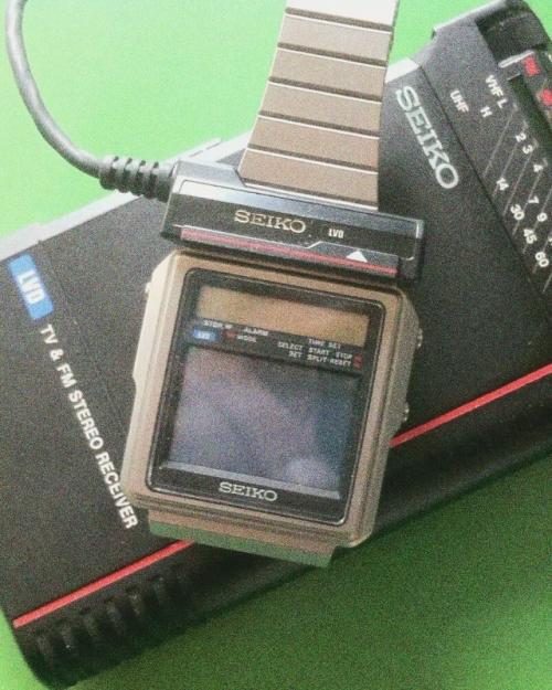 В 1982 году Seiko выпустила T001 - цифровые часы, которые показывали живое телевидение через подключение к портативному приёмнику. 01