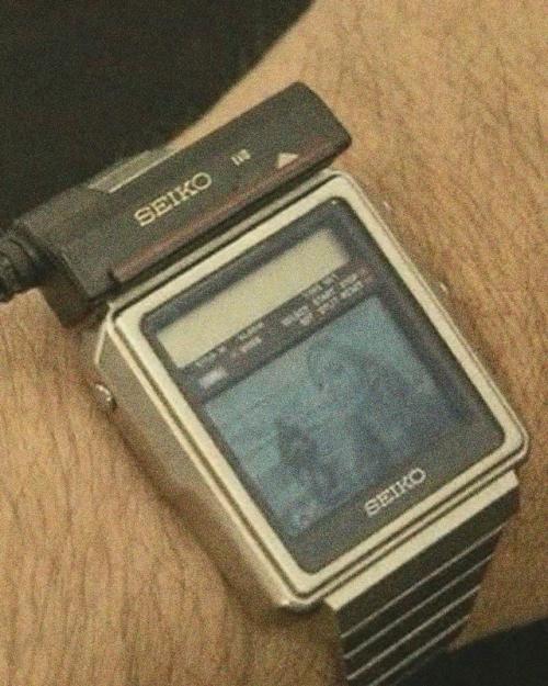 В 1982 году Seiko выпустила T001 - цифровые часы, которые показывали живое телевидение через подключение к портативному приёмнику. 05