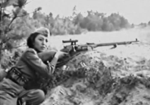 Алия молдагулова пришла на фронт 18-летней девчонкой, за плечами - наградная винтовка от цк Влксм за отличную стрельбу.  