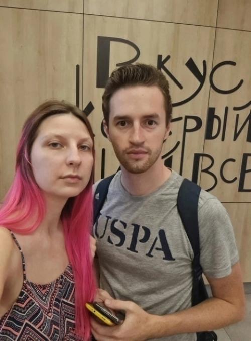 В Челябинске супруги Валерия и Александр ошкуковы сделали свою пожилую родственницу, страдающую деменцией, известной в социальных сетях. 02