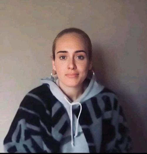 Адель действительно подготовилась к лету. 02