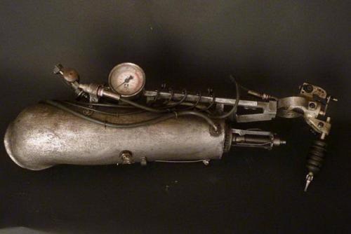 Первый татуировщик с протезом - татуировочной машиной. 03