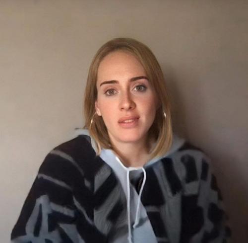 Адель действительно подготовилась к лету. 01