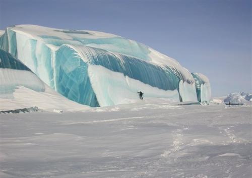 Эти 15-метровые Ледяные Волны - на самом деле огромные антарктические айсберги. 03