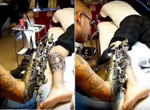 Первый татуировщик с протезом - татуировочной машиной. 02