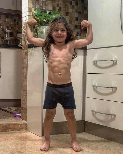 Этому пареньку 6 лет и его зовут арат хоссейни. 01