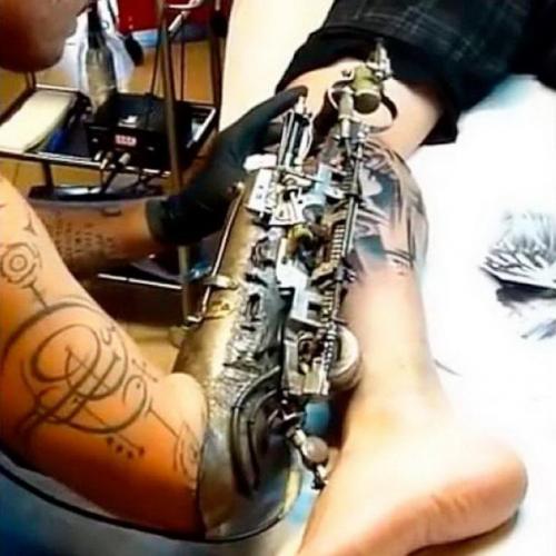 Первый татуировщик с протезом - татуировочной машиной. 01