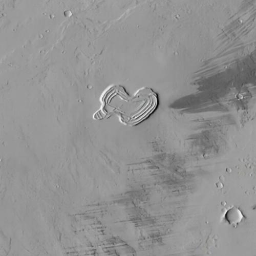 Орбитальные аппараты Nasa годами фиксируют на поверхности марса необычные образования, напоминающие своей формой человеческое сердце. 01