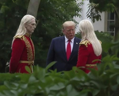 В сети разошлась странная фотография: Дональд трамп якобы встречается с неизвестными людьми. 

