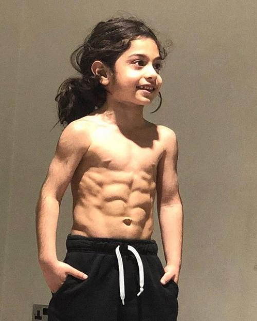 Этому пареньку 6 лет и его зовут арат хоссейни. 02