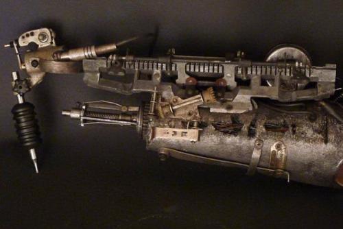 Первый татуировщик с протезом - татуировочной машиной. 04