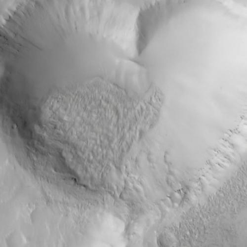 Орбитальные аппараты Nasa годами фиксируют на поверхности марса необычные образования, напоминающие своей формой человеческое сердце. 03