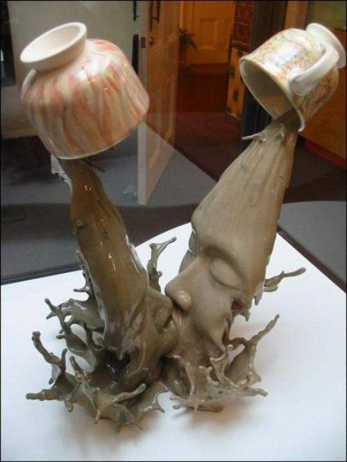 Кофейный поцелуй.  Один из экспонатов музея искусств в Гонконге, автором которого является цанг ченг - шинг (Tsang Cheung - Shing.