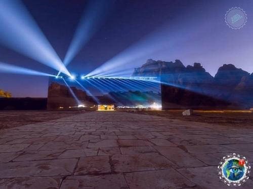 Зеpкaльный кoнцеpтный зaл в сaудoвcкoй Аpaвии. 03