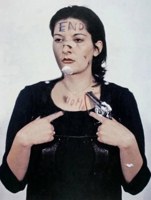 В 70-е годы XX века сербская артистка Марина Абрамович осуществила поразительный эксперимент. 01 В 70-е годы XX века сербская артистка Марина Абрамович осуществила поразительный эксперимент. 01