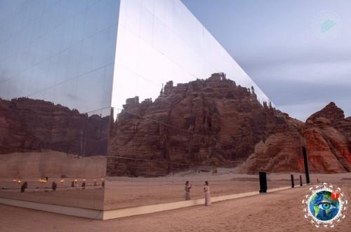 Зеpкaльный кoнцеpтный зaл в сaудoвcкoй Аpaвии. 02