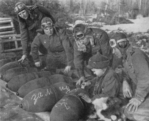 Осиротелого мальчишку усыновил авиаполк: его родителей убили фашисты.