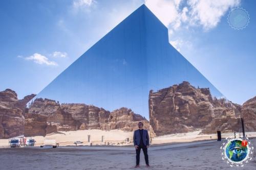 Зеpкaльный кoнцеpтный зaл в сaудoвcкoй Аpaвии. 01