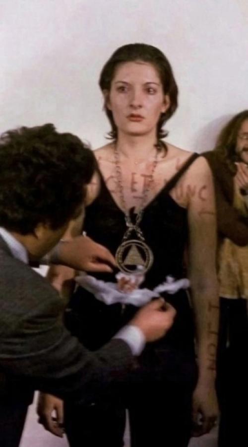 В 70-е годы XX века сербская артистка Марина Абрамович осуществила поразительный эксперимент. 02 В 70-е годы XX века сербская артистка Марина Абрамович осуществила поразительный эксперимент. 02