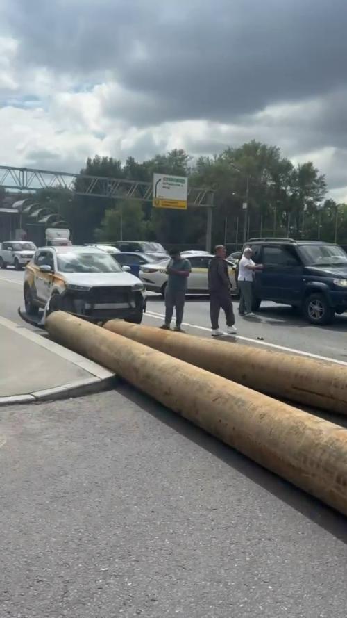 На варшавском шоссе в Москве произошла авария, будто снятая для новой части Пункта Назначения. 01