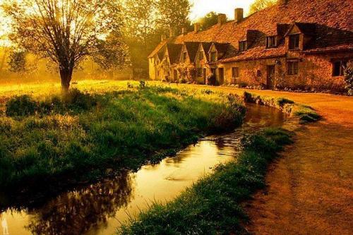 На юго-западе Англии в районе котсуолд расположена небольшая деревушка бибури, которую Уильям Моррис считал самой красивой.