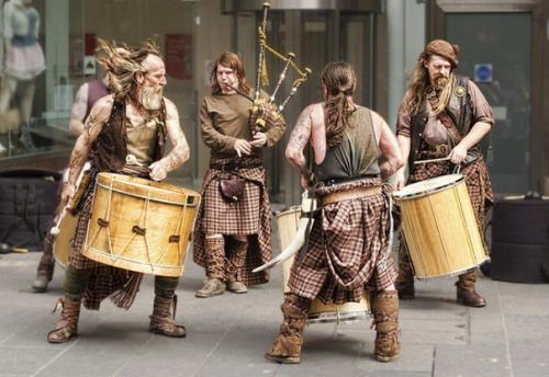 Потрясающая энергетика! 

Волынка - духовой инструмент, известный еще в античности.  