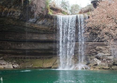 В 37-ми километрах от города Остин в американском штате техас находится удивительное озеро Гамильтон пул (Hamilton Pool. 03