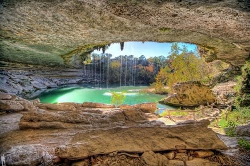 В 37-ми километрах от города Остин в американском штате техас находится удивительное озеро Гамильтон пул (Hamilton Pool. 01