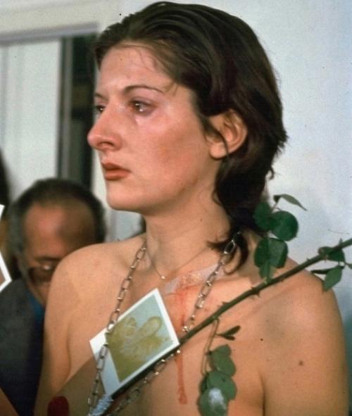 В 70-е годы XX века сербская артистка Марина Абрамович осуществила поразительный эксперимент. В 70-е годы XX века сербская артистка Марина Абрамович осуществила поразительный эксперимент.