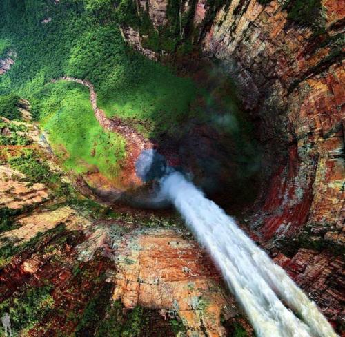 Самая высокая водная магистраль в мире называется Анхель.