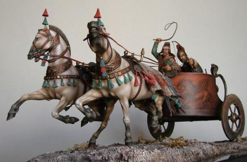 Причина - следствие.   По бокам космического корабля Кеннеди размещаются два двигателя по 5 футов шириной.