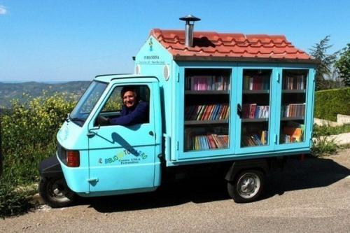 Школьный учитель Антонио ла кава купил трехколесный грузовичок и переоборудовал его в детскую библиотеку на колесах.