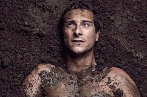 6 самых безумных подвигов беара гриллса.