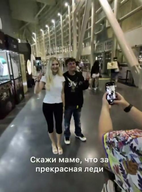 Зумер случайно пересекся с Евой эльфи в аэропорту и решился на кадр на память. 01