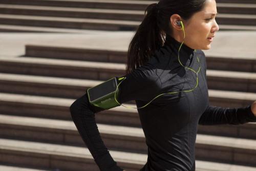 Таким образом, если включить любимую мелодию или песню во время тренировки, то это увеличит эффективность занятий на 20%.  