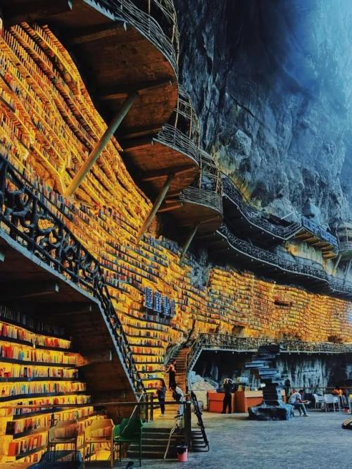 Книжный магазин на КРАЮ обрыва. Книжный магазин на КРАЮ обрыва.